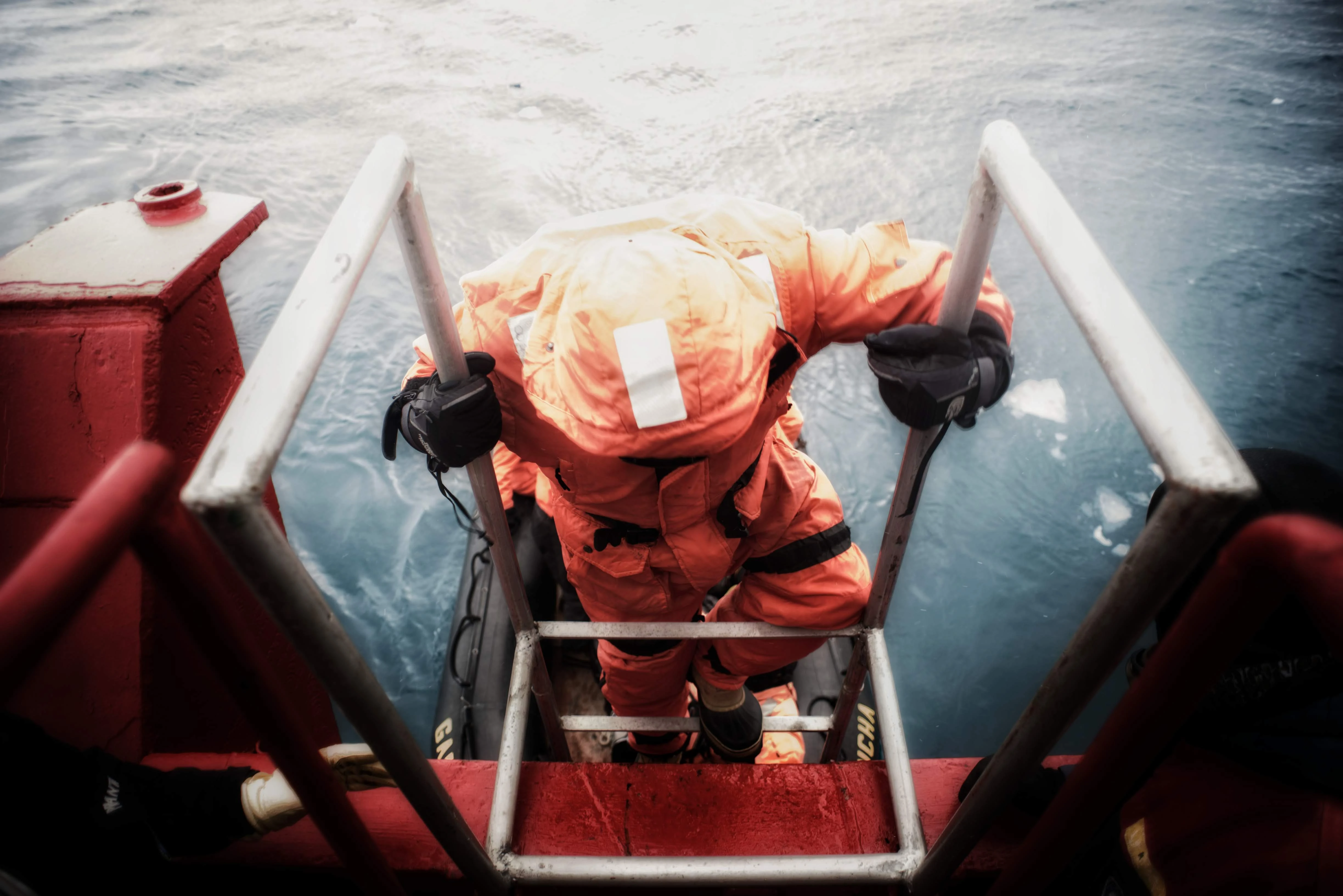 Um dos momentos mais tensos da viagem: embora a chegada na Antártica fosse um alívio, descobrir que teríamos que descer em botes pequenos e que o tempo de sobrevivência na água era de apenas 90 segundos, gerou um temor nos participantes e pesquisadores